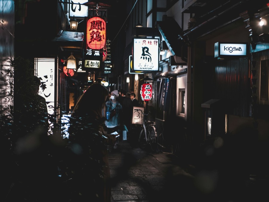 提灯が灯るミナミの路地