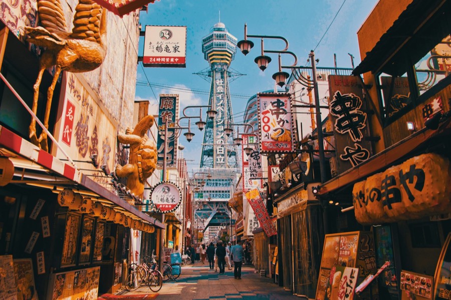 通天閣と新世界の商店街